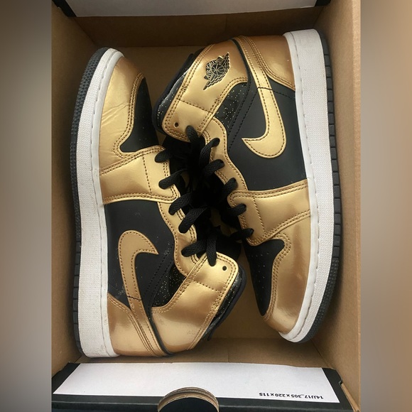 black and gold nike air jordan